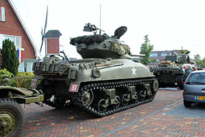 Britse bevrijdingskolonne in Mierlo.